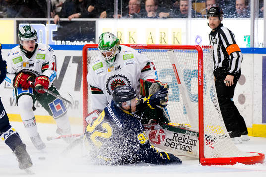 s Teemu Laine åker in i Frölundas målvakt Linus