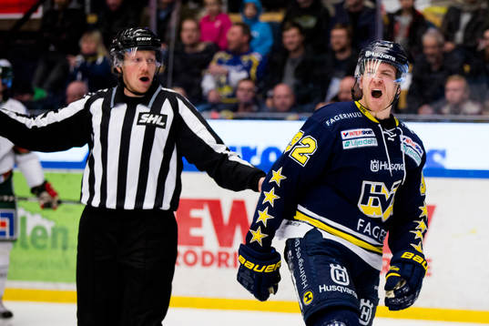 s Teemu Laine arg på domaren Wolmer Edqvist (ej i bild)