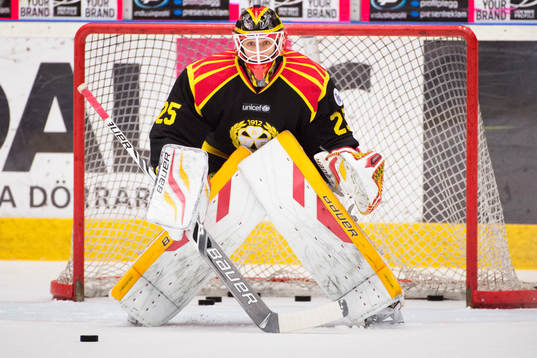 Brynäs målvakt Jonas Johansson värmer upp före