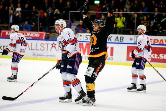 Skellefteås Rob Schremp jublar bredvid Växjös Teemu