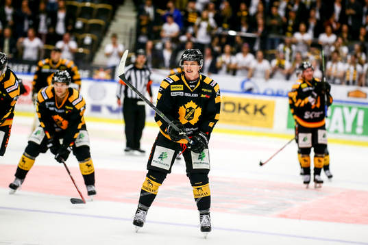 Skellefteå tackar publiken och Patrik Zackrisson  jublar