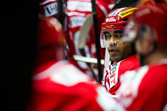 Modos Donald Brashear på avbytarbänken
