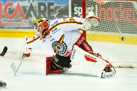 Luleås målvakt Joel Lassinantti  släpper in en puck