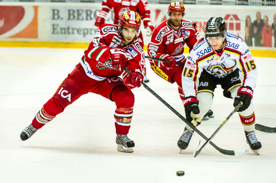 Luleås Christian Jaros kämpar mot Modos Gustav Possler