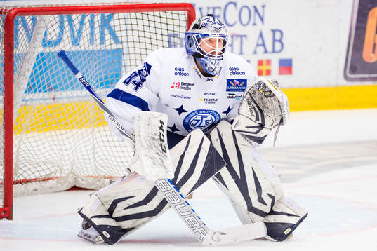Leksands målvakt Joakim Lundström värmer upp före