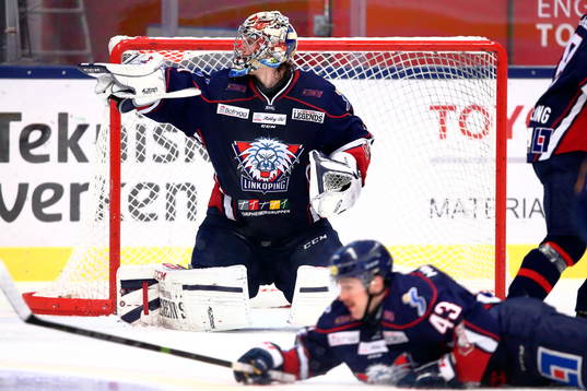 Linköping målvakt Marcus Högberg räddar skott och
