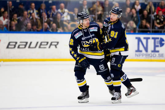 s Teemu Laine arg på domaren Wolmer Edqvist (ej i bild)
