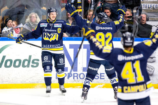 s Ted Brithén, Teemu Laine och Chris Campoli jublar