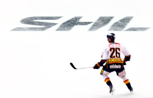 Djurgårdens David Rundqvist förbi SHL-logon