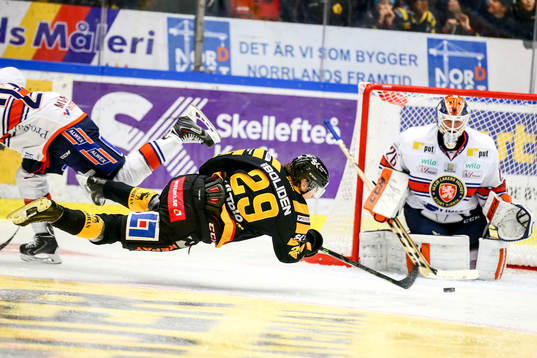 Skellefteås Oscar Sundqvist  skadas i tacklingen mot