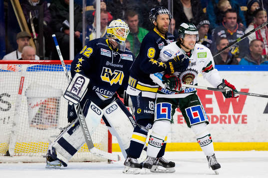 s Jere Karalahti framför eget mål
