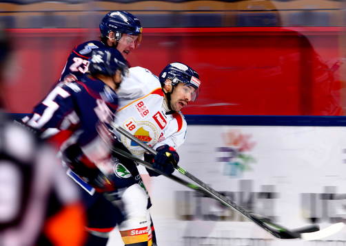 Djurgårdens Michael Holmqvist trängd mot sargen av