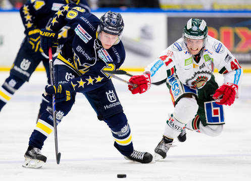 s Lawrence Pilut med pucken mot Frölundas Mathis Olimb