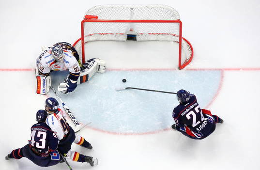 Linköpings Mattias Sjögren petar in mål 4-0 förbi