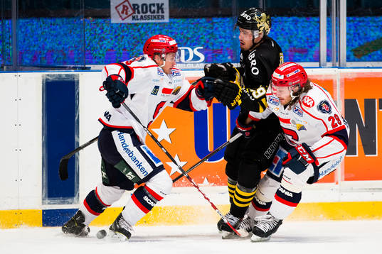 s målvakt David Lillieström Karlsson (m) trycks till av