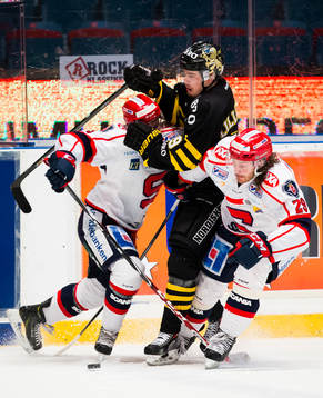 s målvakt David Lillieström Karlsson (m) trycks till av