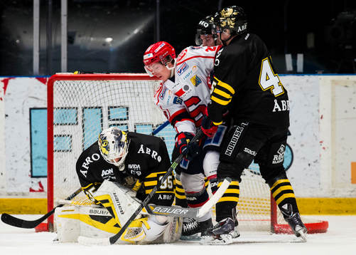 s målvakt Robin Rahm blockerar pucken framför