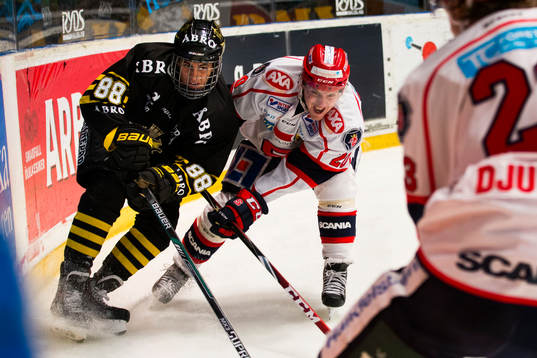 s Oliver Kylington i kamp om pucken med Södertäljes