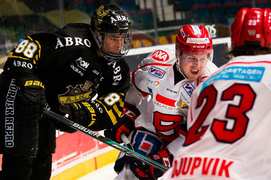 s Oliver Kylington i kamp om pucken med Södertäljes