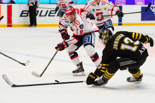 Södertäljes Jakob Karlsson lägger pcuekn över klubban
