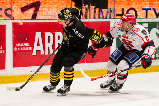 s Jonathan Andersson jagas av Södertäljes Jacob Dahlström
