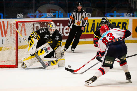 s målvakt Robin Rahm med blicken på pucken som