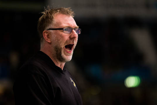 s tränare Peter Nordström reagerar