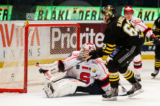s Joakim Hagelin (h) gör 3-1 för AIK bakom Södertäljes