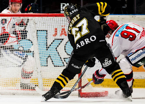Södertäljes François Bouchard (h) har av sin klubba mot