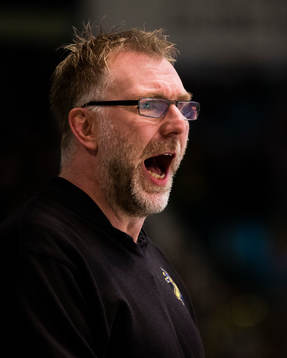 s tränare Peter Nordström reagerar