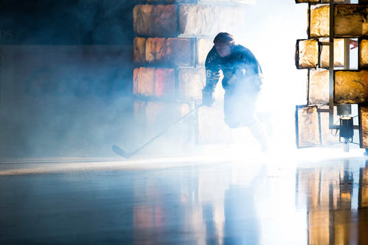 s Dennis Nordström gör entré innan  ishockeymatchen i