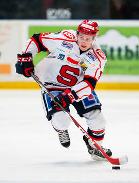 Södertäljes Adam Hansen med pucken