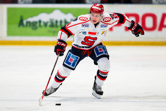 Södertäljes Adam Hansen med pucken