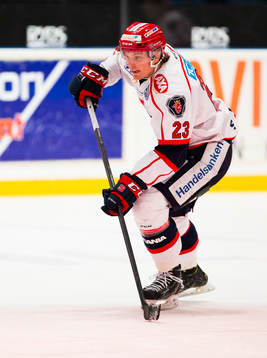 Södertäljes Jonas Djupvik med pucken