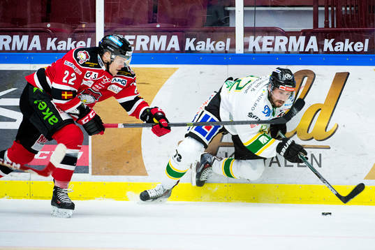 Malmö Redhawks Jeremias Augustin jagar Björklövens