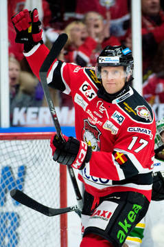 Malmö Redhawks Mathias Tjärnqvist firar han gjort 1-0