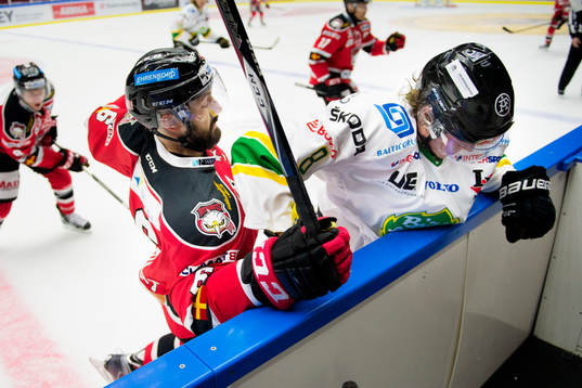 Malmö Redhawks Colin Stuart tacklar Björklövens Simon