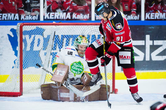Malmö Redhawks Björn Svensson fastnar med skridskon på