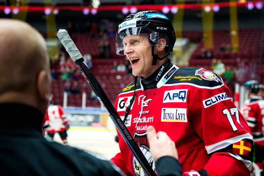 Malmö Redhawks Mathias Tjärnqvist jublar på bänken