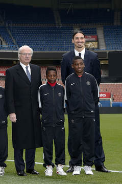 I denna handout-bild från PSG poserar Zlatan Ibrahimovic