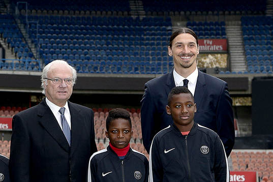 I denna handout-bild från PSG poserar Zlatan Ibrahimovic