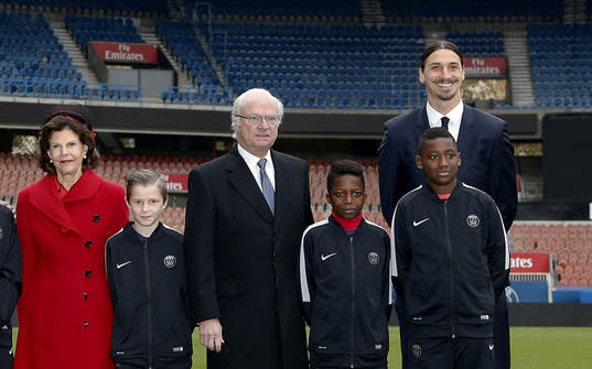 I denna handout-bild från PSG poserar Zlatan Ibrahimovic