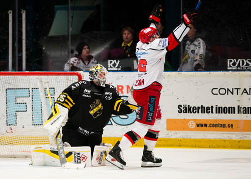 s målvakt Robin Rahm släpper in pucken och Almtunas
