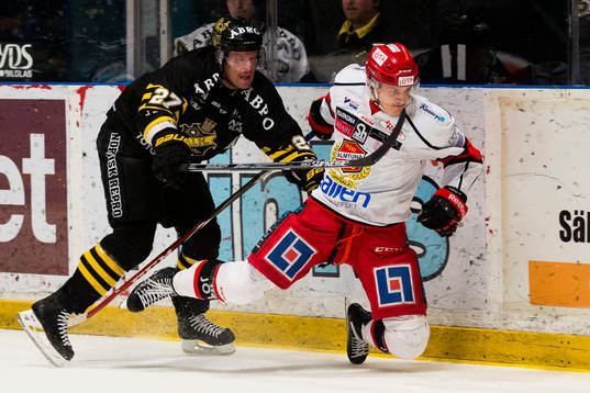 s Jordan Hendry tacklar omkull Almtunas Martin Karlsson