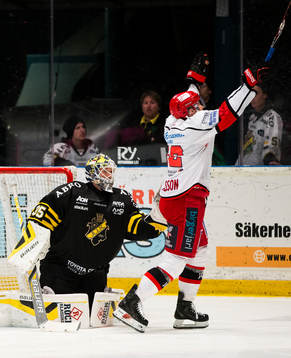 s målvakt Robin Rahm släpper in pucken och Almtunas