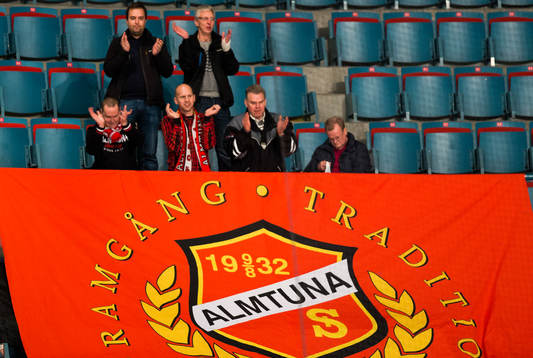 Almtunas supportrar jublar