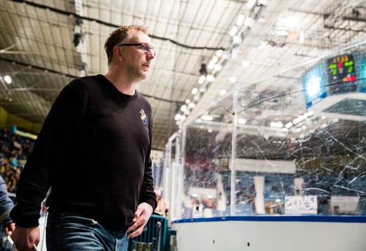 s tränare Peter Nordström lämnar båset