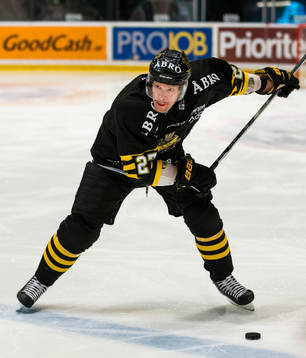 s Jordan Hendry med pucken