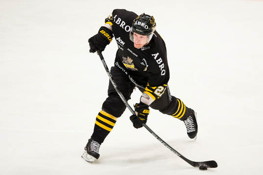 s Jordan Hendry med pucken