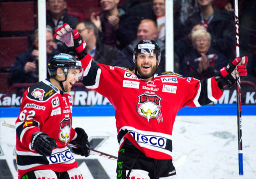 Malmö Redhawks Jens Jakobs firar Joey Tenute (th) gjort 3-0